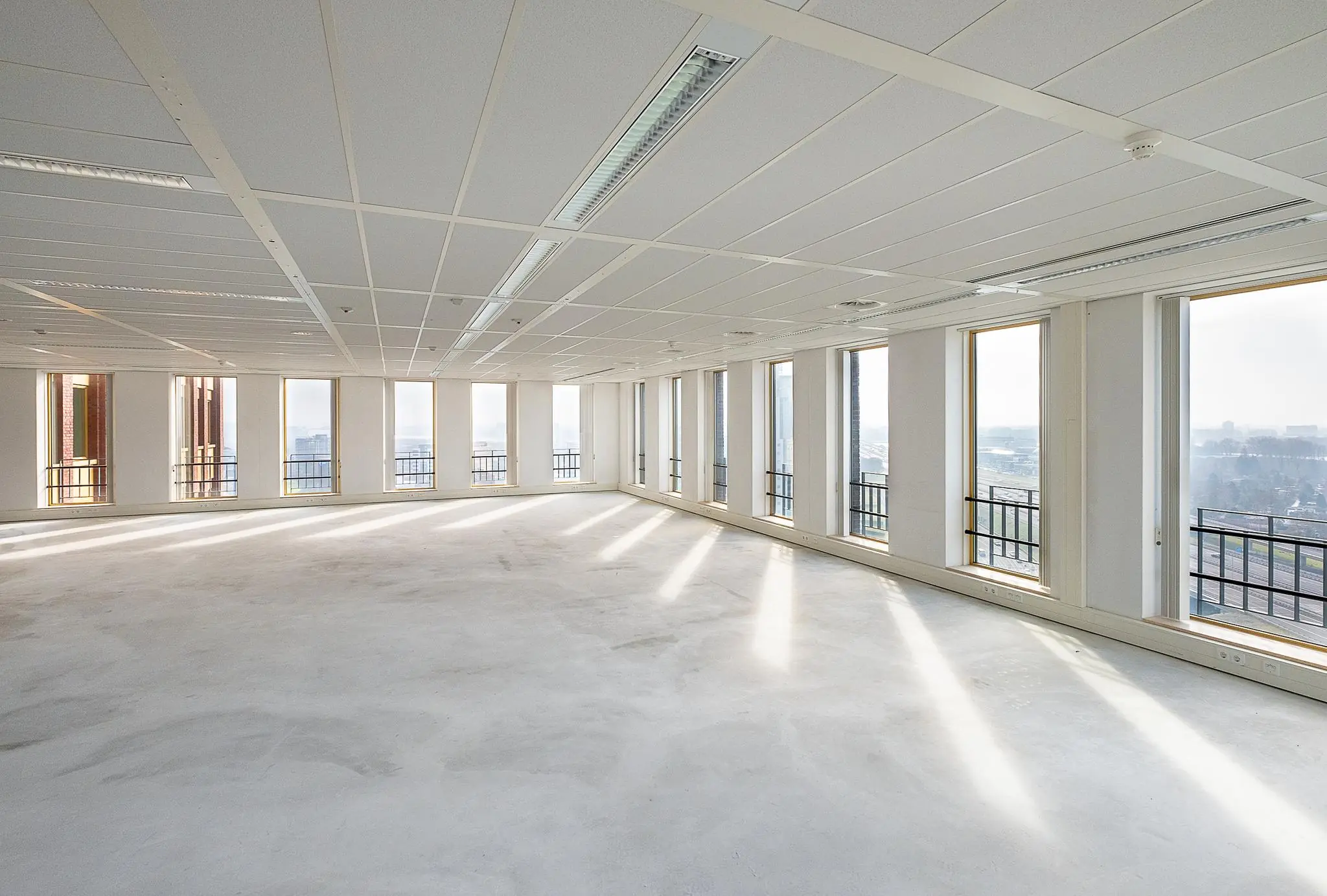 Licht en ruim, leeg kantoorpand aan de Fascinatio Boulevard met grote ramen en uitzicht over de stad.